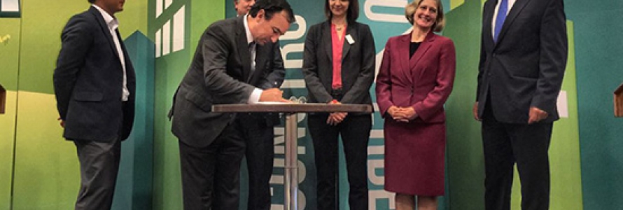 Secretario Distrital de Planeación Andrés Ortíz Gómez firmando el Plan de acción