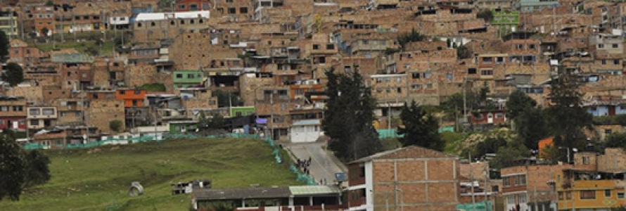 Fotografía zona de Ciudad Bolívar. Casas en bloque y ladrillo, zona verde