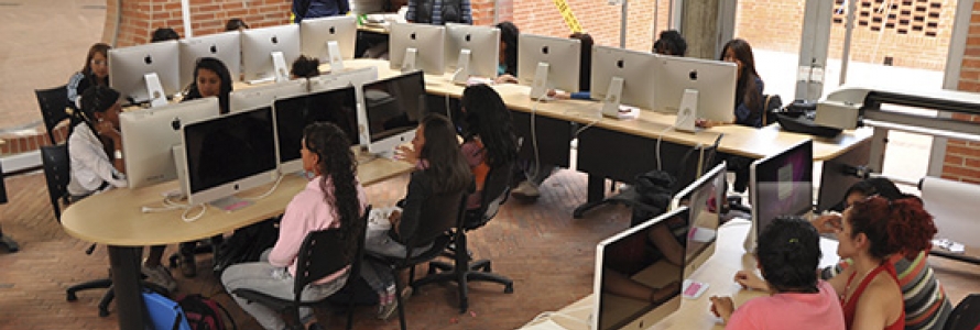 Estudiantes en sala de computo del SENA