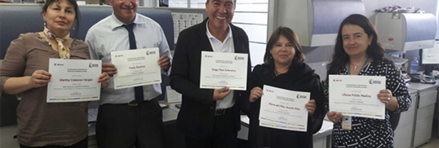 Servidores de la Secretaría Distrital de Planeación sosteniendo sus diplomas