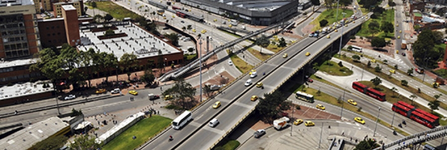 Imagen aerea de Bogotá puente vehicular atravesando la NQS