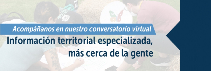 Personas escribiendo en pliego de papel blanco