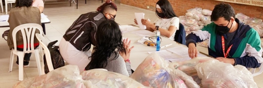 Entrega de ayudas alimentarias entregadas a personas de los sectores LGBTI