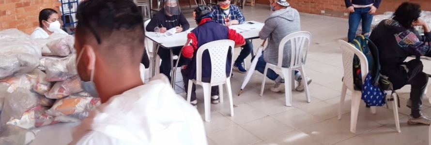 Entrega de ayudas alimentarias entregadas a personas de los sectores LGBTI