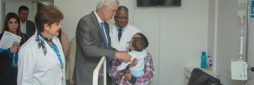 Alcalde Enrique Peñalosa junto a un bebe hospitalizado