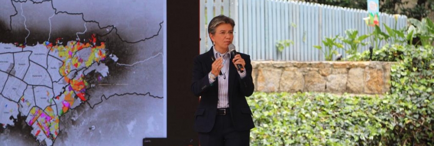 Alcaldesa Claudia López hablando por micrófono