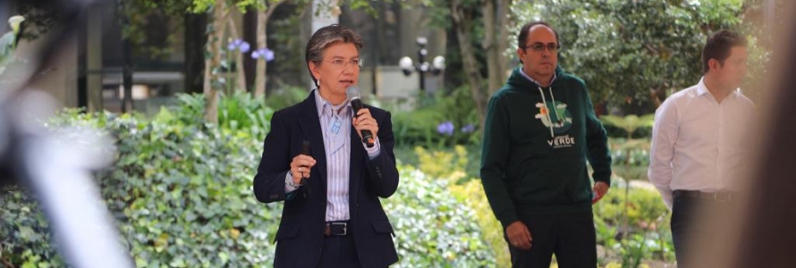 Alcaldesa Claudia López hablando por micrófono