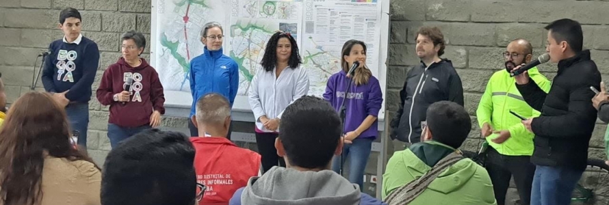 Secretaria distrital de Planeción, María Mercedes Jaramillo, y alcaldesa de Bogotá, Claudia López reunidas con las alcaldías locales de Engativá y Suba.