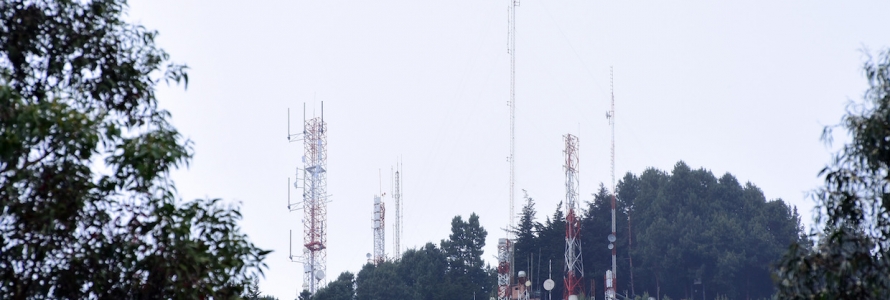 Fotografía de varias antenas instaladas en una montaña de Bogotá