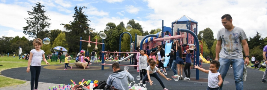 Padre de familia jugando con sus hijos en un parque