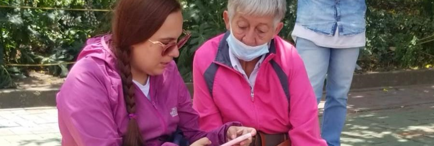 Funcionaria de la Secretaría Distrital de Planeación interactuando con ciudadana