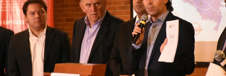 Alcalde de Medellin exponiendo en Asocapitales