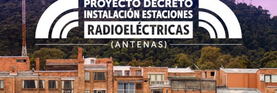 Cerro de Bogotá con antenas de telecomunicaciones.