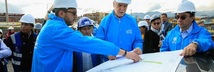 Alcalde Mayor de Bogotá y Secretario Distrital de Planeación analizando el mapa de una obra
