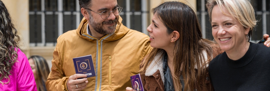 Secretario Distrital de Planeación, Miguel Silva Moyano con la medalla del cuidador de El Centro Vive