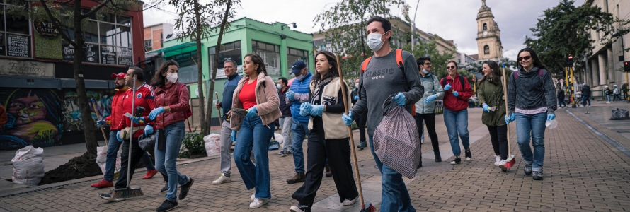 Servidores de la Secretaría Distrital de Planeación participando en jornada de embellecimiento del centro de Bogotá.