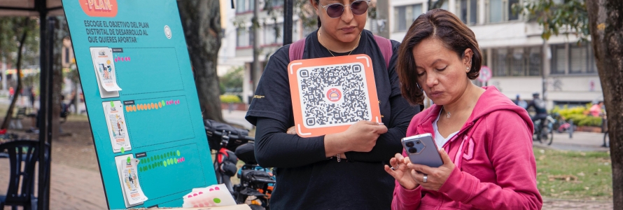 Mujeres con código QR para chatear con Chatico