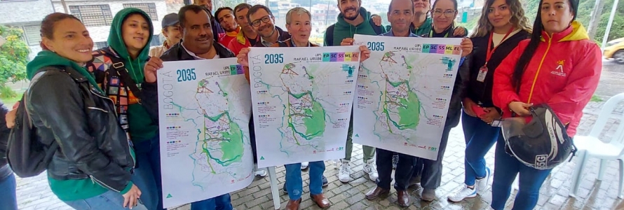 Comunidad con planos en sus manos