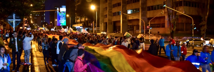 Comunidad LGBTI extendiendo la bandera de la comunidad