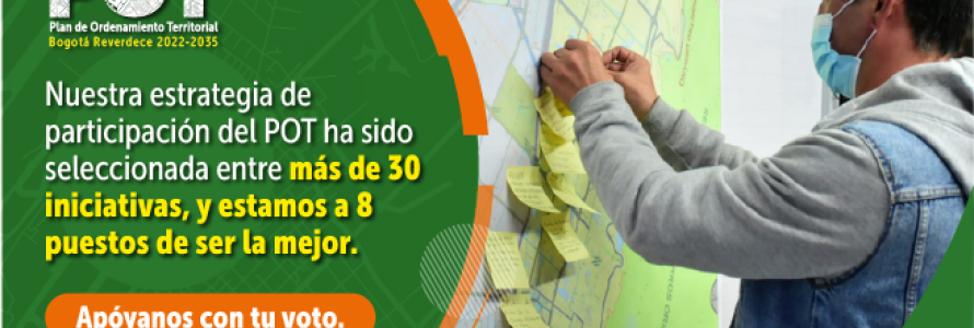 Ciudadano colocando post it sobre mapa de Bogotá