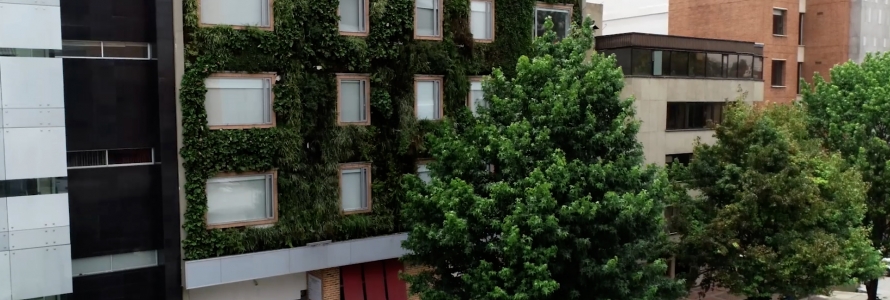Edificio con fachada verde