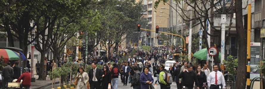 Ciudadanos caminando en el centro de la ciudad Carrera séptima 