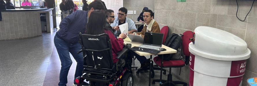 Personas con discapacidad en mesa de trabajo