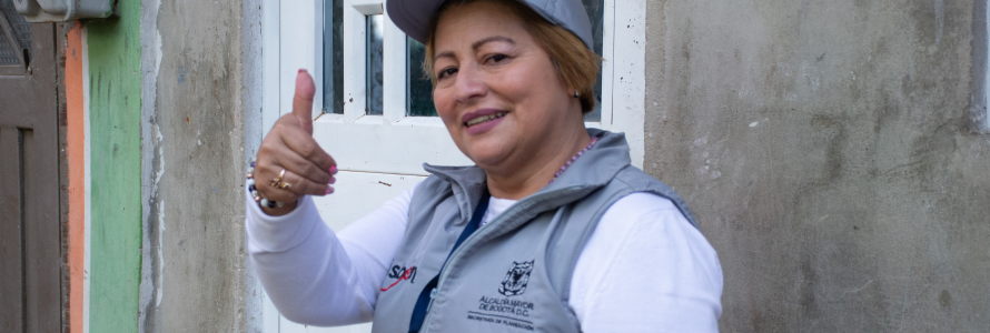 Encuestadora con pulgar arriba.