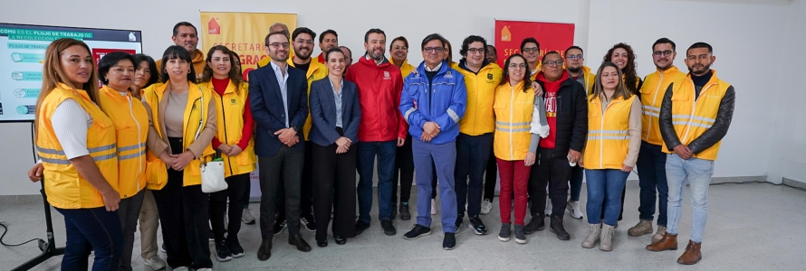 Carlos Fernando Galán; la secretaria de Planeación, Úrsula Ablanque; y el secretario de Integración Social, Roberto Angulo, con sus equipos de trabajo, presentando la estrategia que busca identificar, focalizar y direccionar a los distintos servicios ofertados por la administración a más de 4.000 personas que habitan en inquilinatos tipo pagadiarios.