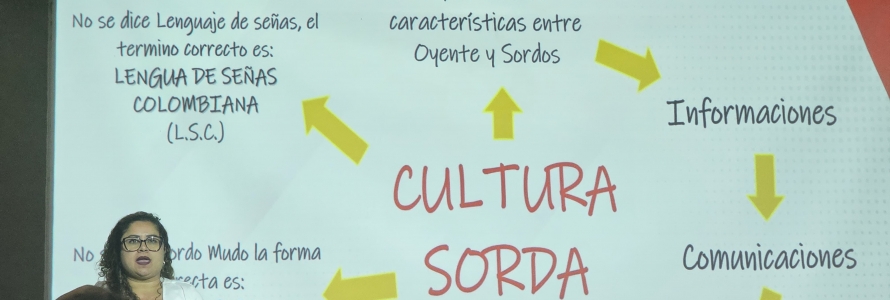 Mujer exponiendo diapositiva sobre lenguaje claro