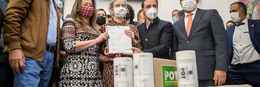 En la radicación del POT 'Bogotá Reverdece 2022-2035' ante el Concejo de Bogotá, la secretaria de Planeación, María Mercedes Jaramillo y el secretario de Gobierno, Luis Ernesto Gómez.