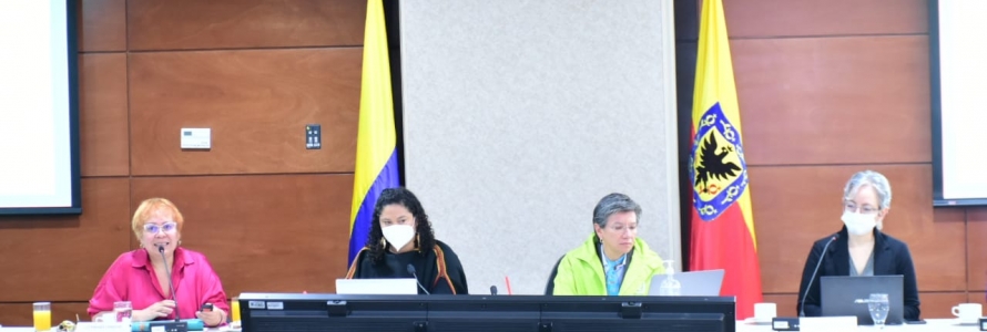 Alcaldesa, Claudia López y Secretaria de Planeación, María Mercedes Jaramillo en reunión con recicladores.