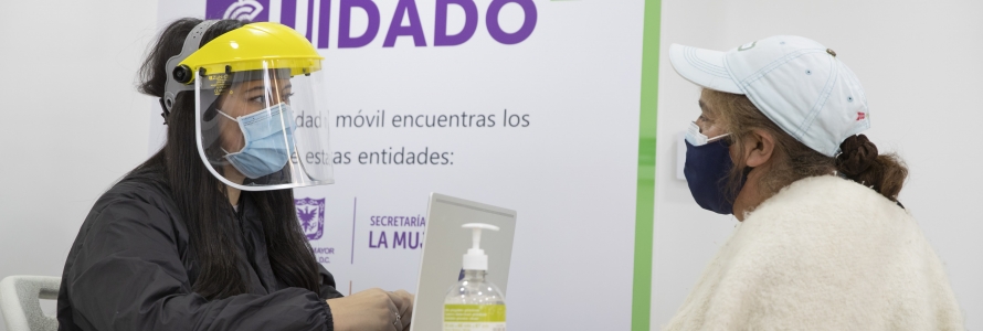 Funcionaria atendiendo a ciudadana