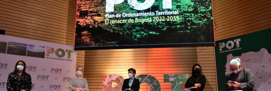 Alcaldesa y funcionarios de la Secretaría Distrital de Planeación y del Consejo Territorial de Planeación Distrital