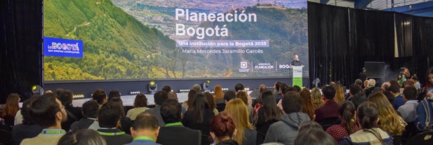 Proyectándose en pantalla gigante una foto panorámica de Bogotá