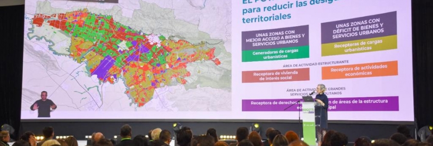 Proyectándose en pantalla gigante un mapa de Bogotá
