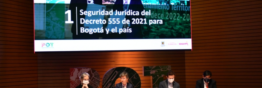 Alcaldesa de Bogotá, Claudia López y secretaria de Planeación y Secretaria de Planeación, María Mercedes Jaramillo en pantalla gigante.