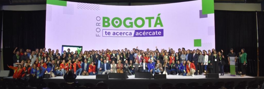 Fotografía de funcionarios de la Secretaría Distrital de Planeación, frente a pantalla gigante.