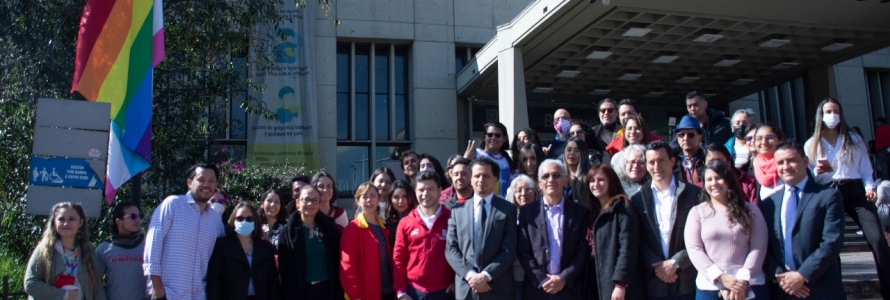 Funcionarios de la SDP, junto a funcionarios de la Secretaría Distrital de Hacienda, izando la bandera multicolor en las afueras del SuperCADE CAD.