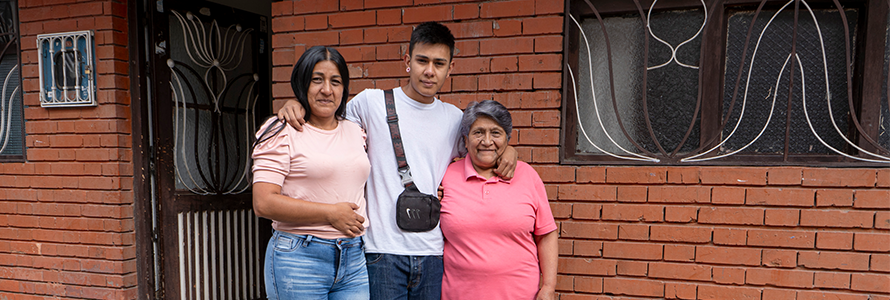 Familia abrazada