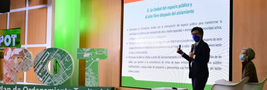 Alcaldesa presentando proyecto del POT