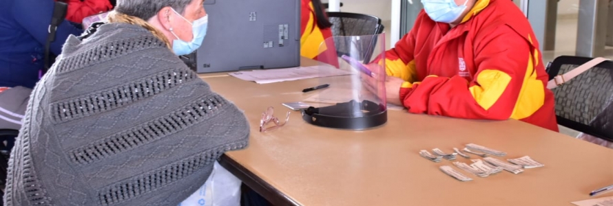 Funcionarios en jornada de bancarización de ciudadanía en  Bosa