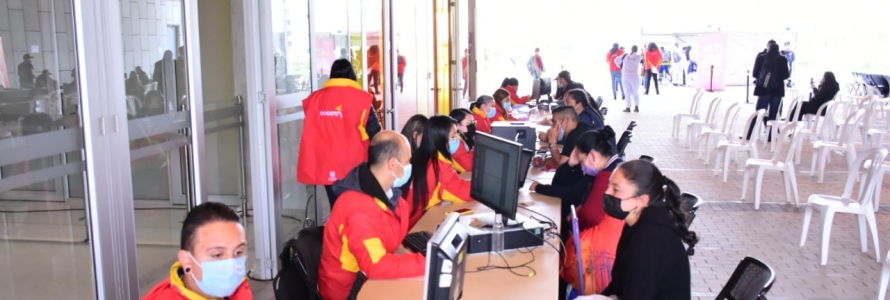 Funcionarios en jornada de bancarización de ciudadanía en  Bosa