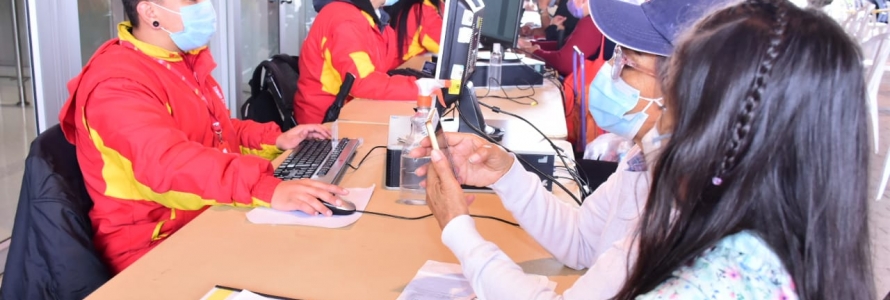Funcionarios en jornada de bancarización de ciudadanía en  Bosa