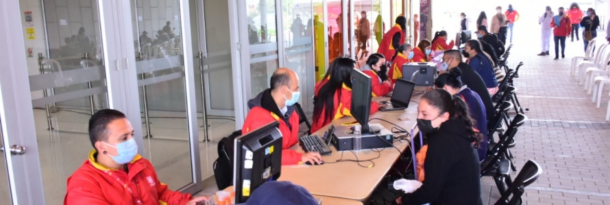 Funcionarios en jornada de bancarización de ciudadanía en  Bosa