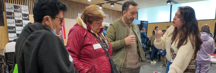 Distrito reunido con la comunidad