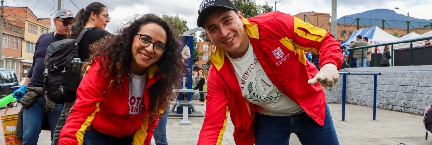 Funcionarios del Distrito pintando silla metálica de un parque.