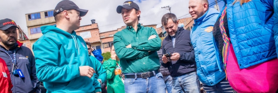 secretario Distrital de Planeación, Felipe Jiménez con habitantes de la UPL Lucero