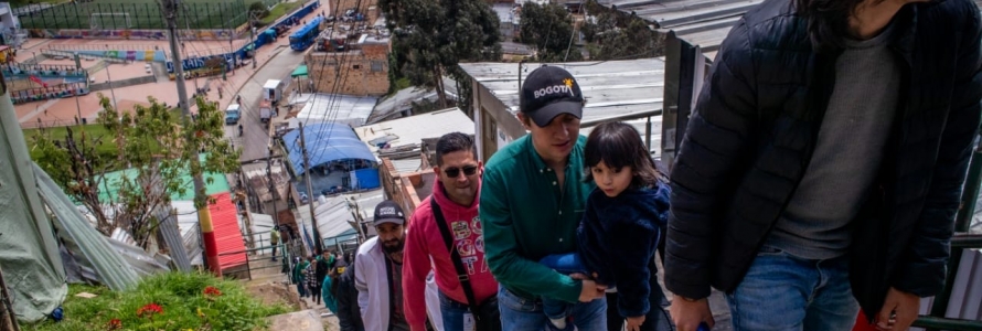 secretario Distrital de Planeación, Felipe Jiménez con habitantes de la UPL Lucero