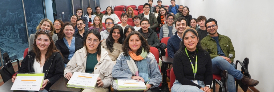 Estudiantes de la Facultad de Arquitectura de la Universidad de los Andes con diplomas